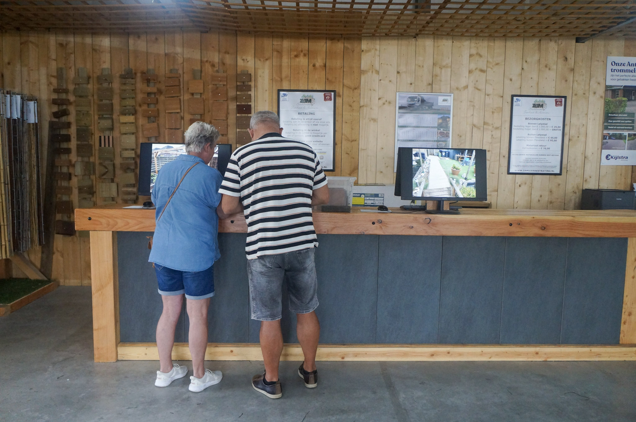 Twee klanten in de winkel van Onlinetuinwarenhuis.nl