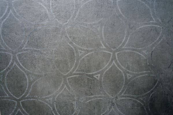 Close-up van een keramische tuintegel met bloemenpatroon
