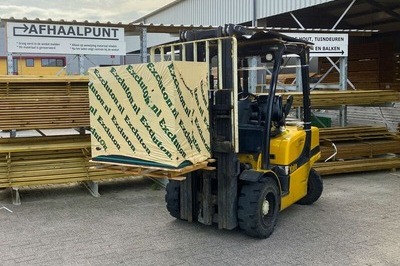 Een heftruck die een stapel Excluton stenen vervoert